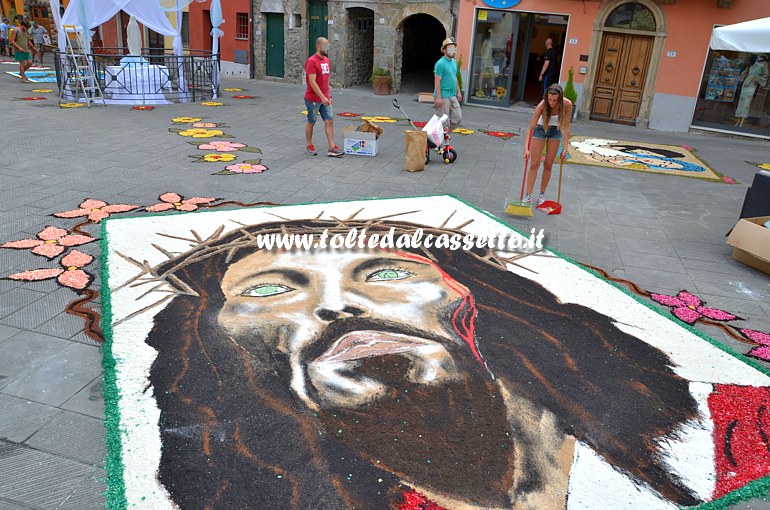 BRUGNATO (Infiorata del Corpus Domini 2015) - In Piazza Brosini un quadro del Cristo con corona di spine