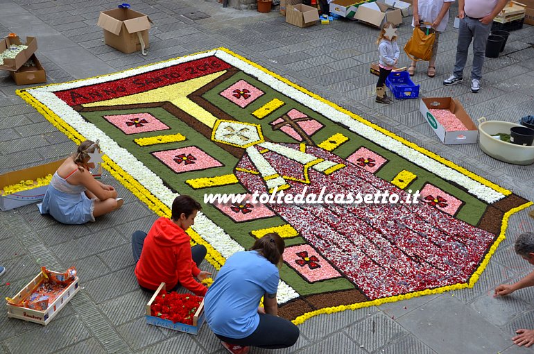 BRUGNATO (Infiorata del Corpus Domini 2016) - In Via Riva D'Armi infioratori al lavoro su un quadro raffigurante Papa Francesco che apre la "Porta Santa"