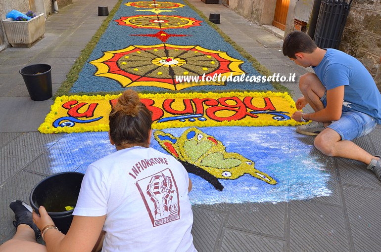 BRUGNATO (Infiorata del Corpus Domini 2018) - Allestimento logo del Borgo San Bernardo ('U Burgu in dialetto locale)