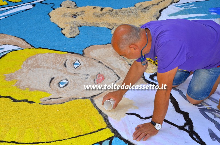 BRUGNATO (Infiorata del Corpus Domini 2018) - Allestimento quadro di Madonna con Bambino che tiene in braccio un agnello