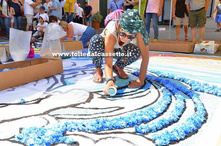 BRUGNATO (Infiorata del Corpus Domini 2018) - Infioratrice al lavoro in Piazza Brosini