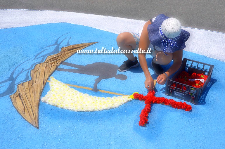 BRUGNATO (Infiorata del Corpus Domini 2019) - Allestimento disegno della barca di Ges il Salvatore