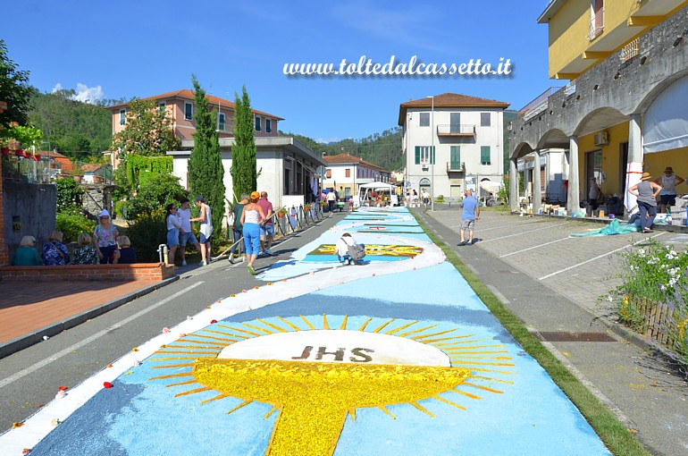 BRUGNATO (Infiorata del Corpus Domini 2019) - Tappeto floreale in Via Briniati