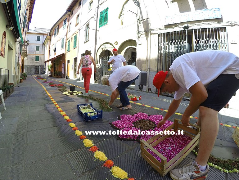 BRUGNATO (Infiorata del Corpus Domini 2022) - Allestimento del tappeto floreale nel Borgo San Bernardo