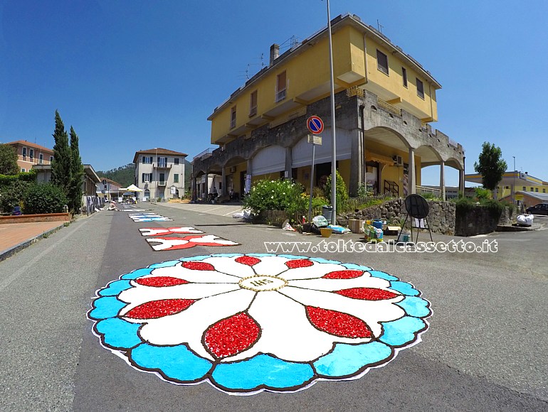 BRUGNATO (Infiorata del Corpus Domini 2022) - In Via Briniati un disegno circolare con scritta IHS