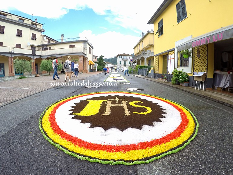 BRUGNATO (Infiorata del Corpus Domini 2023) - Disegno circolare con scritta JHS in Via Briniati