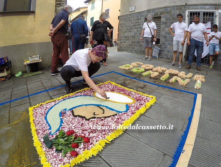 BRUGNATO (Infiorata del Corpus Domini 2023) - Disegno col volto stilizzato della Madonna