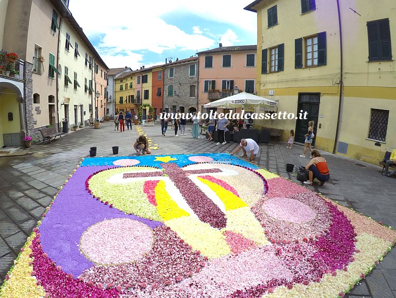 BRUGNATO (Infiorata del Corpus Domini 2023) - Grande disegno con croce in Piazza Brosini