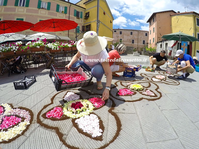 BRUGNATO (Infiorata del Corpus Domini 2023) - Infioratori al lavoro in Piazza Ildebrando