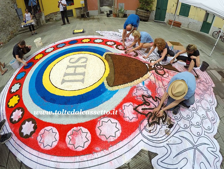 BRUGNATO (Infiorata del Corpus Domini 2023) - Infioratori al lavoro in Via Riva d'Armi