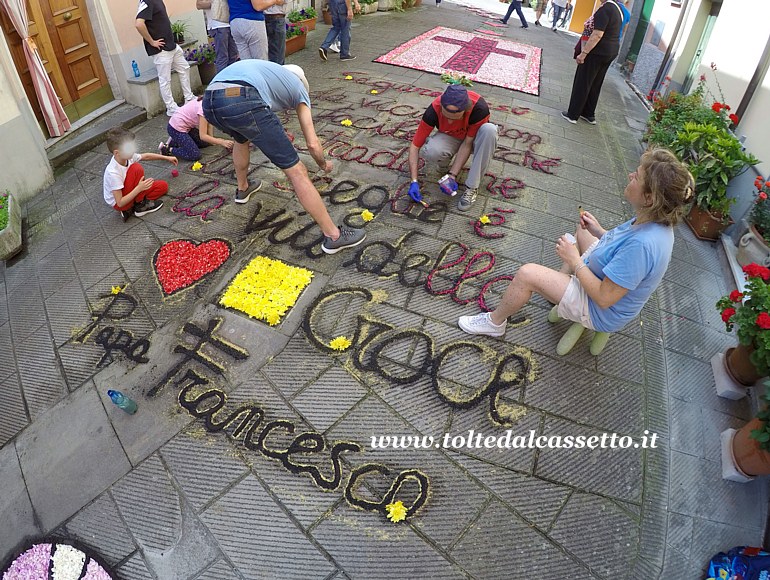 BRUGNATO (Infiorata del Corpus Domini 2023) - Infioratori al lavoro su una massima di Papa Francesco