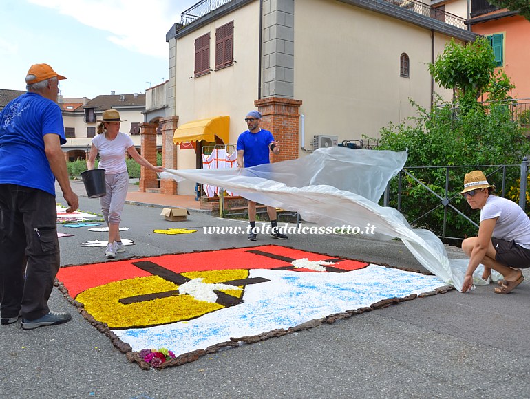 BRUGNATO (Infiorata del Corpus Domini 2023) - Piove: si coprono i disegni con teli di plastica