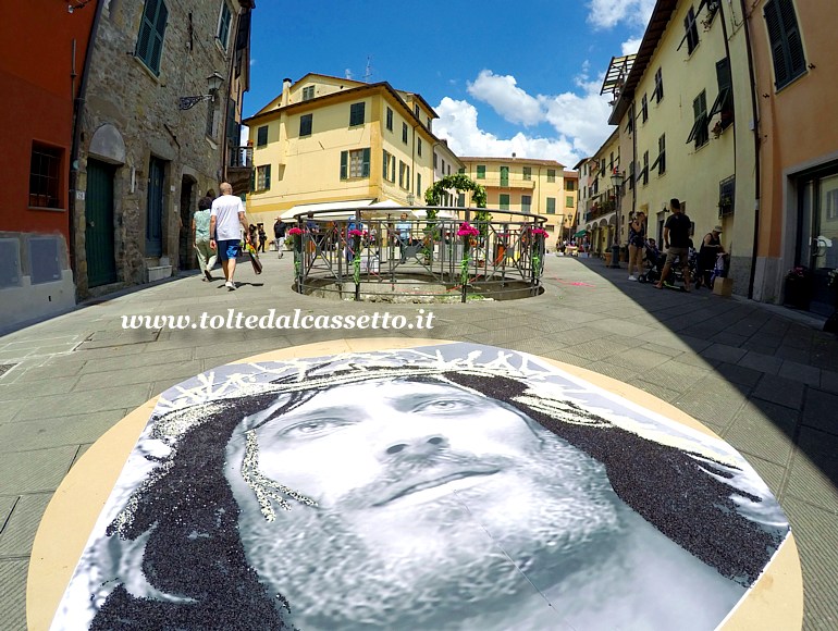 BRUGNATO (Infiorata del Corpus Domini 2023) - Quadro col volto del Cristo in Piazza Brosini