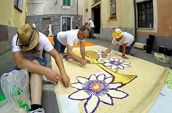 BRUGNATO (Infiorata del Corpus Domini 2024) - Quadro con calice e fiori presso l'Oratorio di San Bernardo