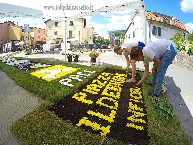 BRUGNATO (Infiorata del Corpus Domini 2025) - Allestimento del logo di Piazza Ildebrando
