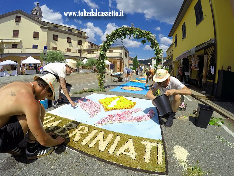 BRUGNATO (Infiorata del Corpus Domini 2025) - Allestimento del logo di Via Briniati