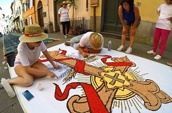 BRUGNATO (Infiorata del Corpus Domini 2025) - Allestimento di un quadro con figura di una croce