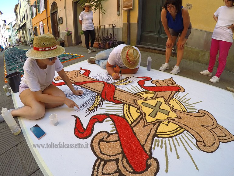 BRUGNATO (Infiorata del Corpus Domini 2025) - Allestimento di un quadro con figura di croce