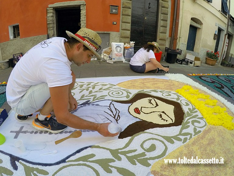 BRUGNATO (Infiorata del Corpus Domini 2025) - Allestimento quadro con figura di Madonna