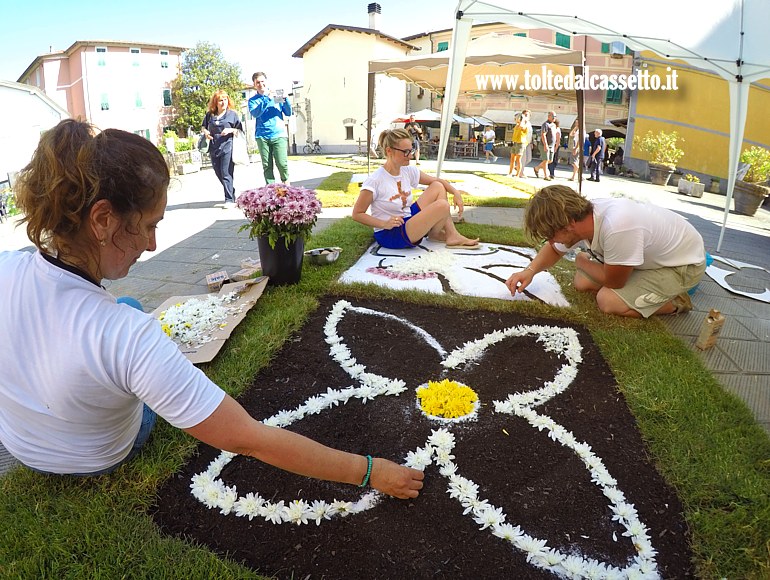 BRUGNATO (Infiorata del Corpus Domini 2025) - Infioratori al lavoro in Piazza Ildebrando