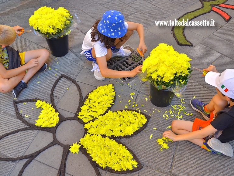 BRUGNATO (Infiorata del Corpus Domini 2025) - Piccoli infioratori completano il disegno di un petalo