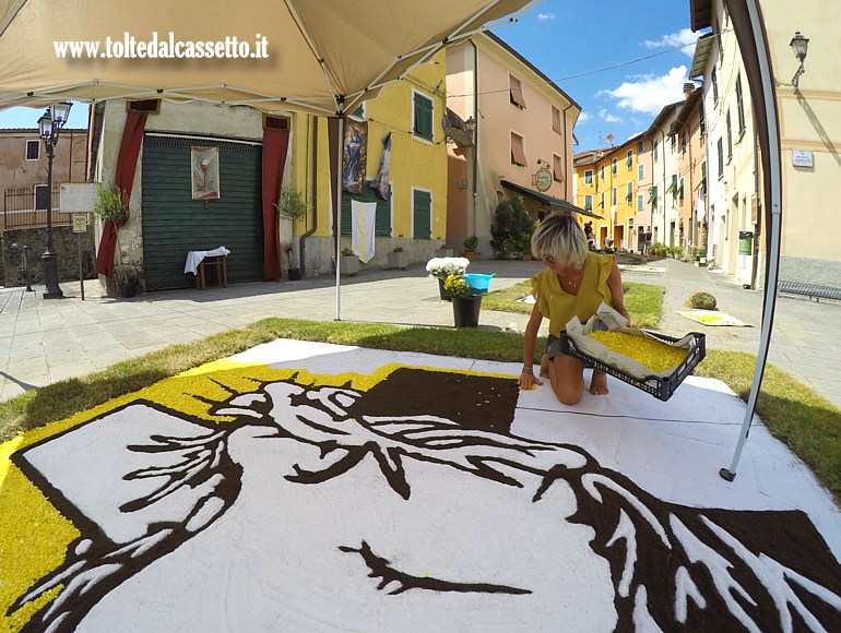 BRUGNATO (Infiorata del Corpus Domini 2025) - Quadro con figura stilizzata del Cristo in croce