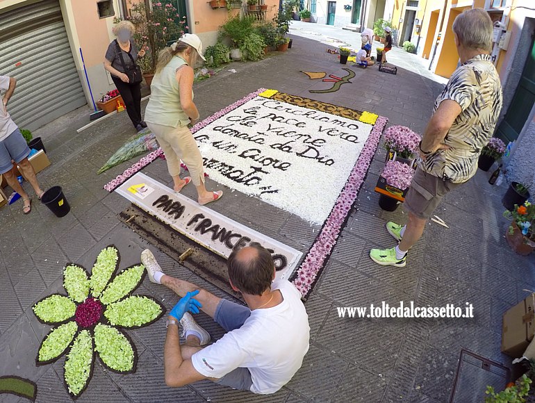 BRUGNATO (Infiorata del Corpus Domini 2025) - Quadro contenente una esortazione di Papa Francesco