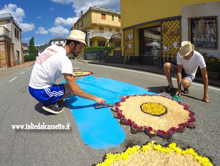 BRUGNATO (Infiorata del Corpus Domini 2025) - Stesura del tappeto floreale in Via Briniati