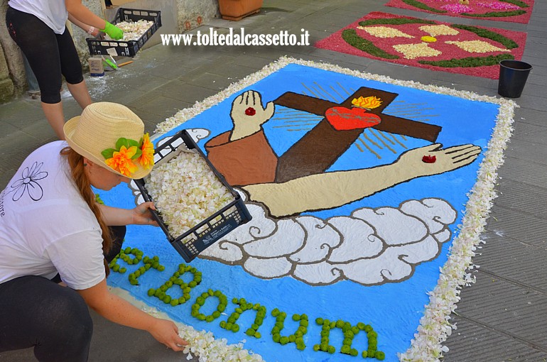 BRUGNATO (Infiorata del Corpus Domini 2026) - Allestimento del quadro "Pax et Bonum" nel Borgo San Bernardo