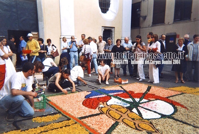 BRUGNATO (Infiorata del Corpus Domini 2004) - Infioratori compongono un disegno sul sagrato della chiesa