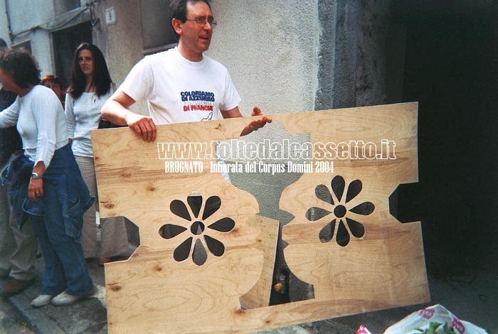 BRUGNATO (Infiorata del Corpus Domini 2004) - Sagome in legno uilizzate per dare vita ai disegni floreali