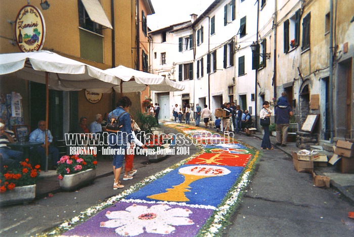 BRUGNATO (Infiorata del Corpus Domini 2004) - Tappeto floreale in Via Riva D'Armi