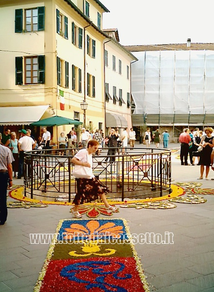 BRUGNATO (Infiorata del Corpus Domini 2006) - Il tappeto floreale avvolge una fontana della citt