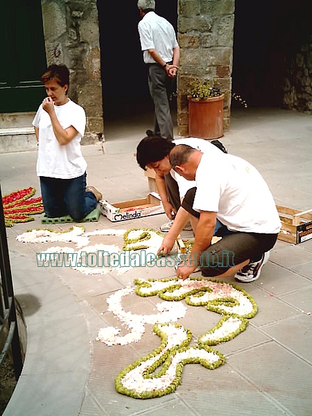 BRUGNATO (Infiorata del Corpus Domini 2006) - Infioratori che contornano i disegni