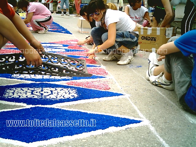 BRUGNATO (Infiorata del Corpus Domini 2006) - Anche uno zerbino traforato pu essere utile per disegnare