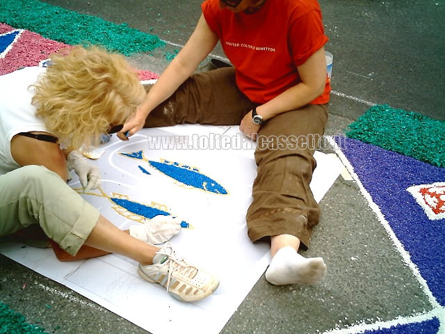 BRUGNATO (Infiorata del Corpus Domini 2006) - Infioratrici disegnano dei pesci che verrano poi contornati da petali di fiori