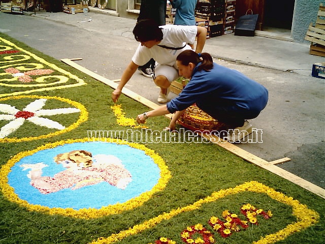 BRUGNATO (Infiorata del Corpus Domini 2006) - Ultimi ritocchi al tappeto floreale