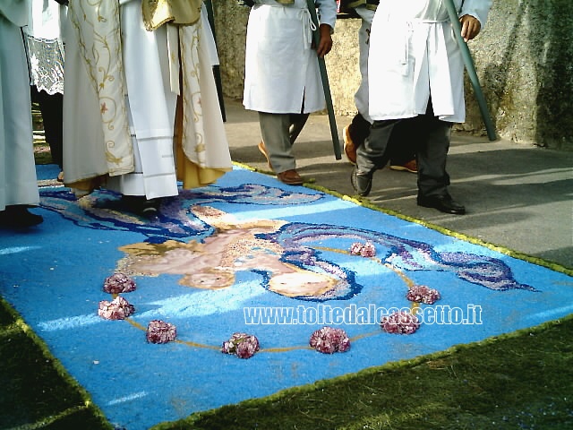 BRUGNATO (Infiorata del Corpus Domini 2006) - La processione serale passa sopra un quadro raffigurante una Madonna con Bambino