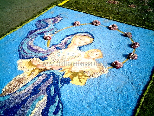 BRUGNATO (Infiorata del Corpus Domini 2006) - Quadro finito raffigurante una Madonna con Bambino e realizzato con sabbia colorata
