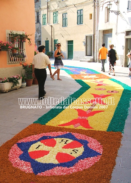 BRUGNATO (Infiorata del Corpus Domini 2007) - Disegni variopinti del tappeto floreale in Via Riva D'Armi