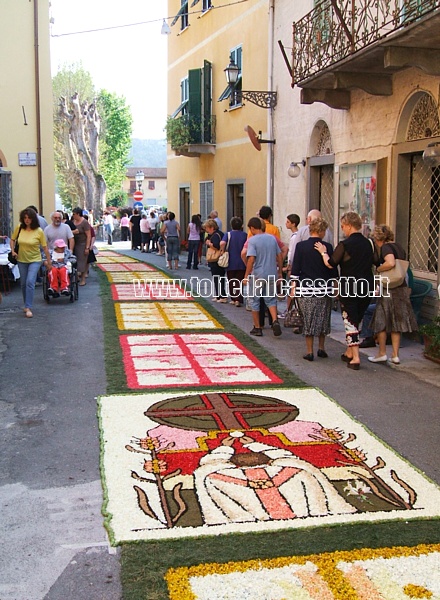 BRUGNATO (Infiorata del Corpus Domini 2007) - Quadro raffigurante un sacerdote che celebra la Santa Messa