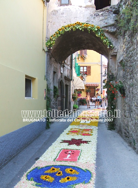 BRUGNATO (Infiorata del Corpus Domini 2007) - Il tappeto floreale scorre sotto l'arco della porta urbana della Gravegnola, detta anche Superiore