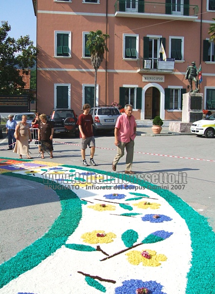 BRUGNATO (Infiorata del Corpus Domini 2007) - Disegni di fiori sul tappeto nella piazza municipale