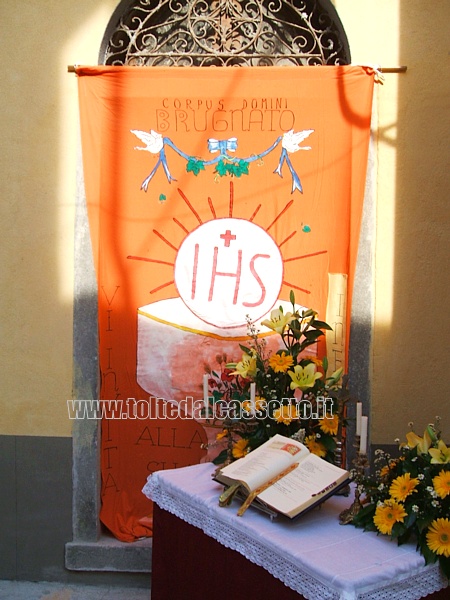 BRUGNATO (Infiorata del Corpus Domini 2007) - Altare addobbato di fiori e simboli dell'evento