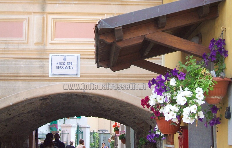 BRUGNATO (Infiorata del Corpus Domini 2010) - Anche le abitazioni vengono addobbate con vasi di fiori multicolori, come queste petunie nei pressi dell'Arco dei Sessanta
