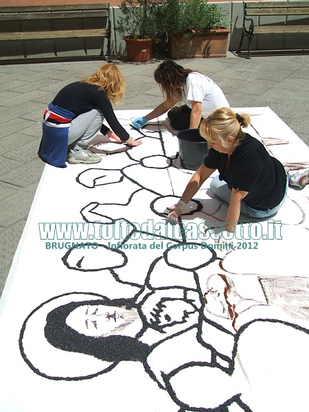 BRUGNATO (Infiorata del Corpus Domini 2012) - In Piazza San Pietro un abbozzo di quadro raffigurante il Cenacolo