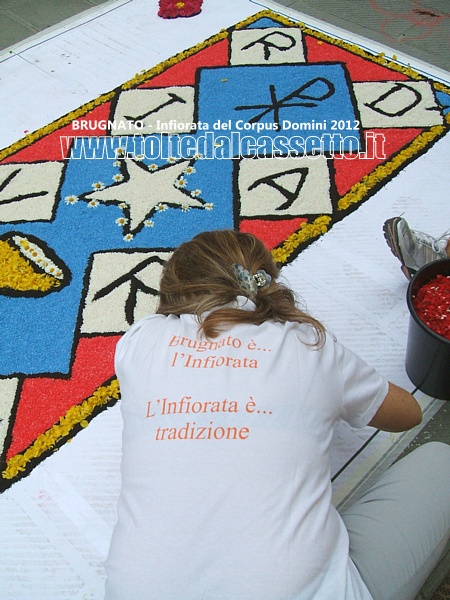 BRUGNATO (Infiorata del Corpus Domini 2012) - Un'infioratrice compone il logo di Via Riva D'Armi