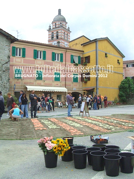 BRUGNATO (Infiorata del Corpus Domini 2012) - Allestimento del tappeto floreale in Piazza Ildebrando