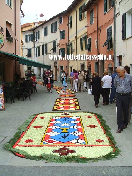BRUGNATO (Infiorata del Corpus Domini 2012) - Tappeto floreale in Via Riva d'Armi