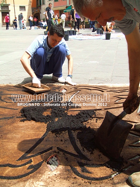 BRUGNATO (Infiorata del Corpus Domini 2012) - In Piazza Brosini tracciatura dei disegni con sagome in legno e fondi di caff
